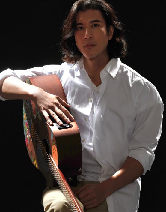 王力宏演唱会摔倒,舞台上的意外与坚韧的微笑 王力宏演唱会摔倒,舞台上的意外与坚韧的微笑